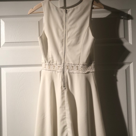 White dress - Picture 4 of 5